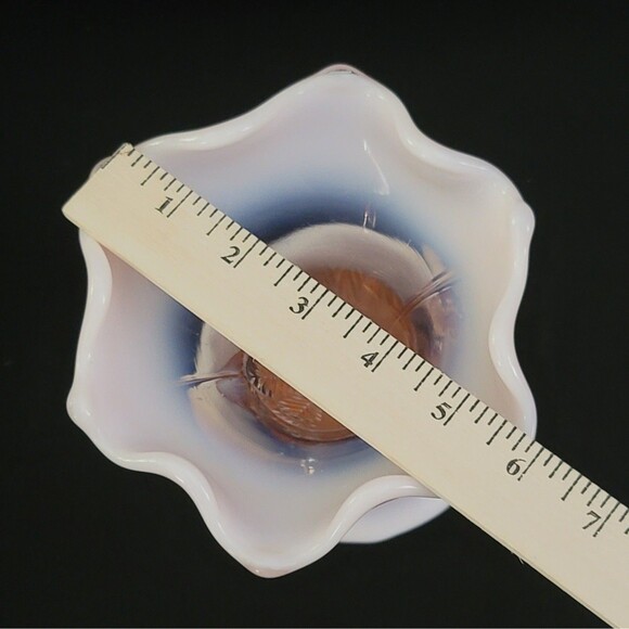 Vintage Duncan Miller 3 Feather Pink Glass Opalescent Cornucopia Decorative Vase - Picture 8 of 13